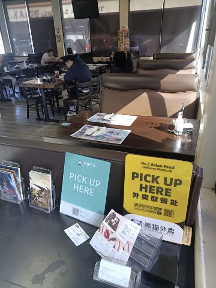 餐厅内正在使用餐桌纸的真实场景